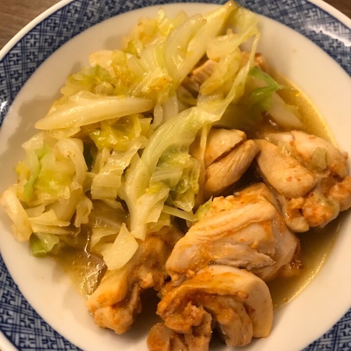 フライパンでキャベツと鶏のピリ辛蒸し